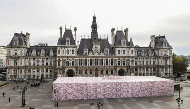 sur-le-parvis-de-l-hotel-de-ville-de-paris-un-grand-pavillon-rectangulaire-a-ete-edifie-emballe-dans-du-tissu-japonais-furoshiki-photo-prise-le-31-octobre-2018_6123700